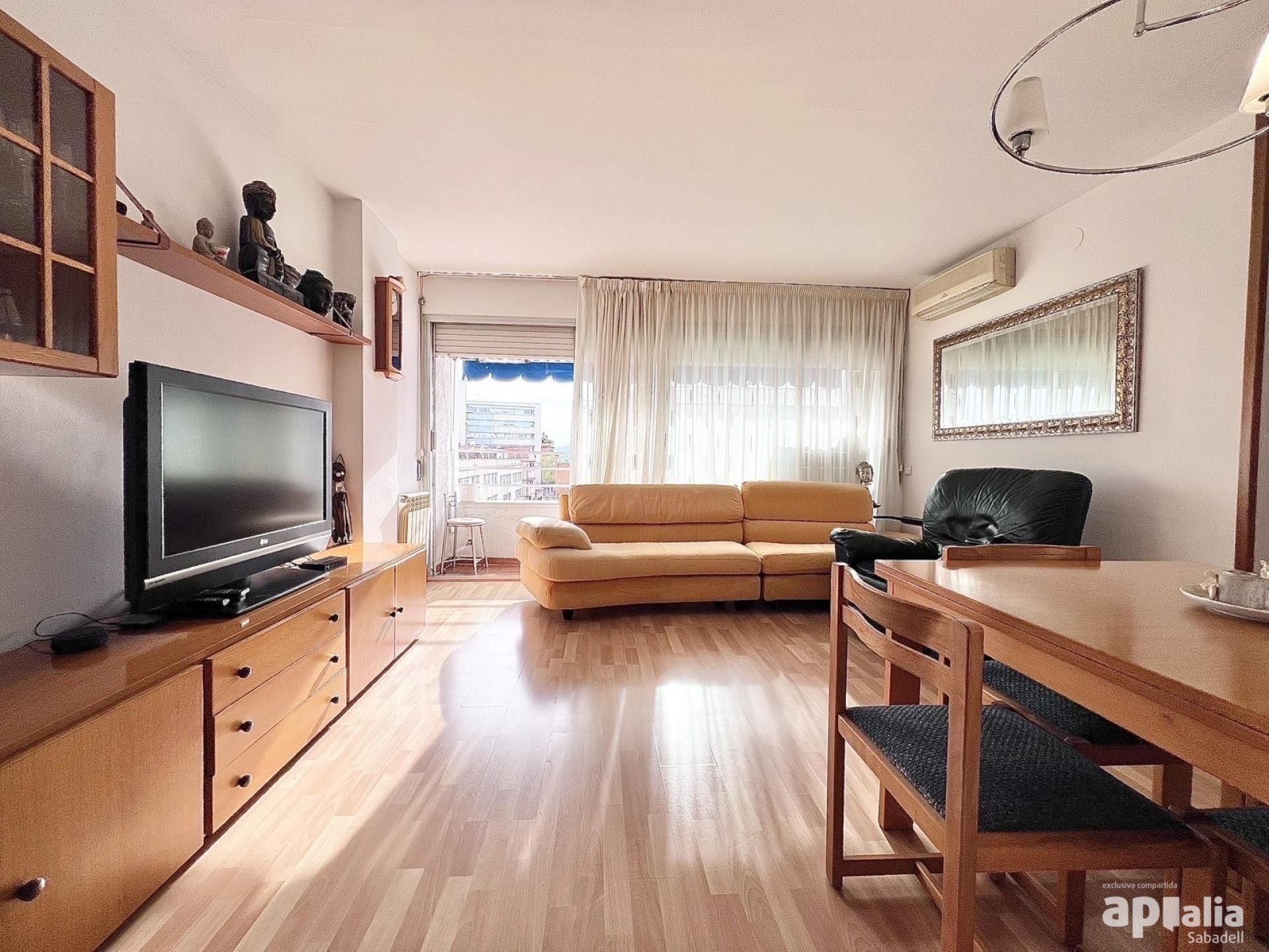 Living room of Flat for sale in Sabadell  with Air Conditioner, Heating and Parquet flooring