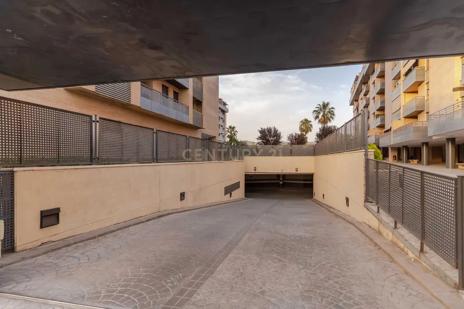 Aparcament de Apartament en venda en Granada amb Aire condicionat, Traster i Piscina