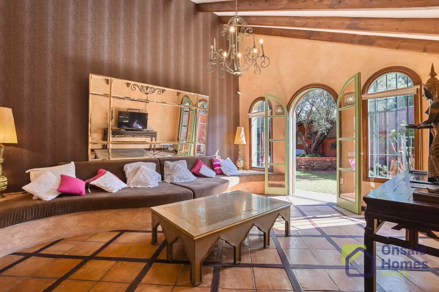Sala d'estar de Casa o xalet en venda en Marbella amb Aire condicionat, Jardí privat i Terrassa