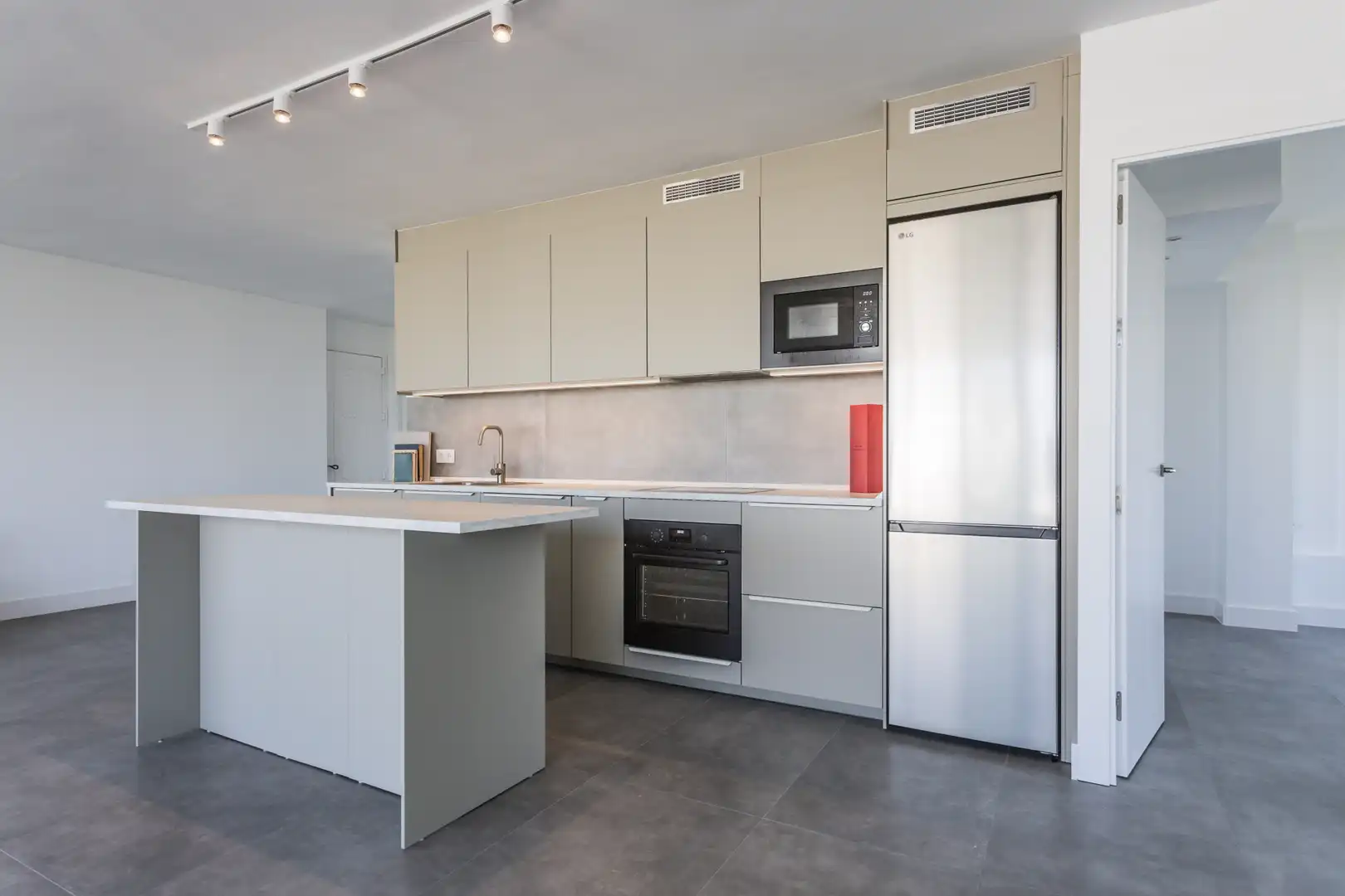 Cuina de Apartament en venda en Marbella amb Terrassa, Piscina i Internet
