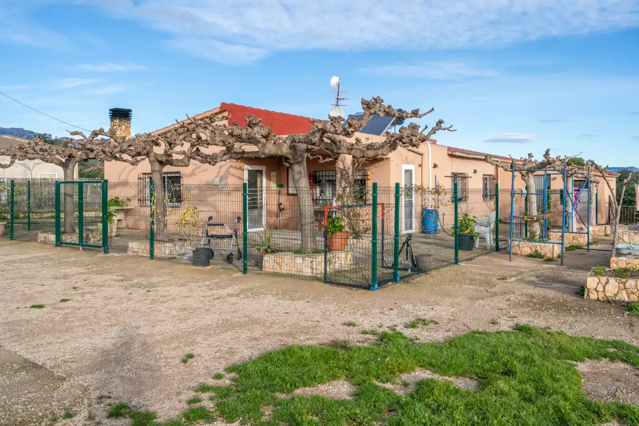 Außenansicht von Country house zum Verkauf in Tortosa mit Privatgarten, Schwimmbad und Internet