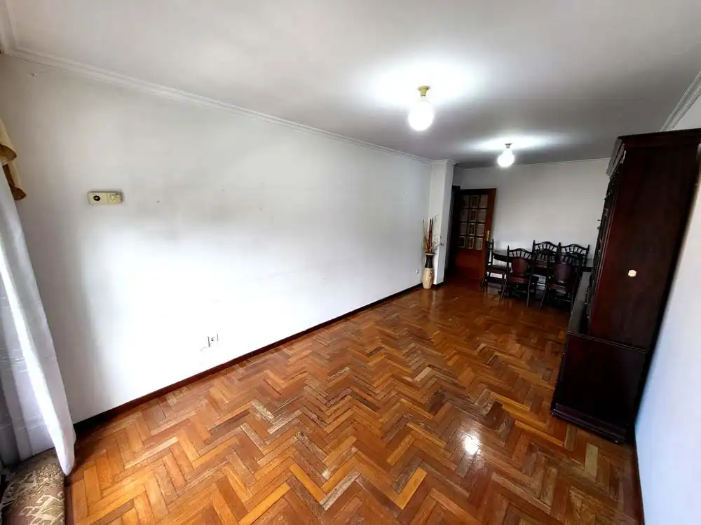 Sala d'estar de Pis de lloguer en Vigo  amb Calefacció, Parquet i Traster
