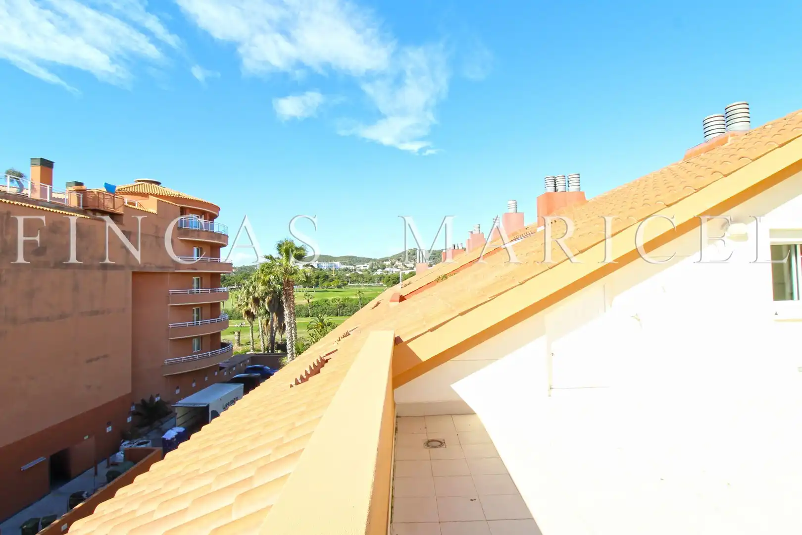 Vista exterior de Àtic en venda en Sitges amb Aire condicionat, Calefacció i Terrassa