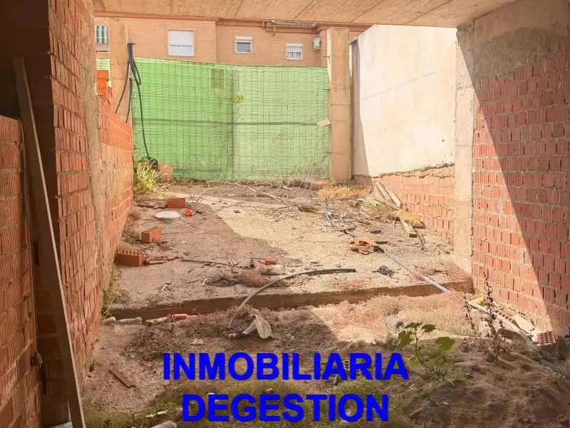 Casa adosada en venda en Linares amb Terrassa i Balcó