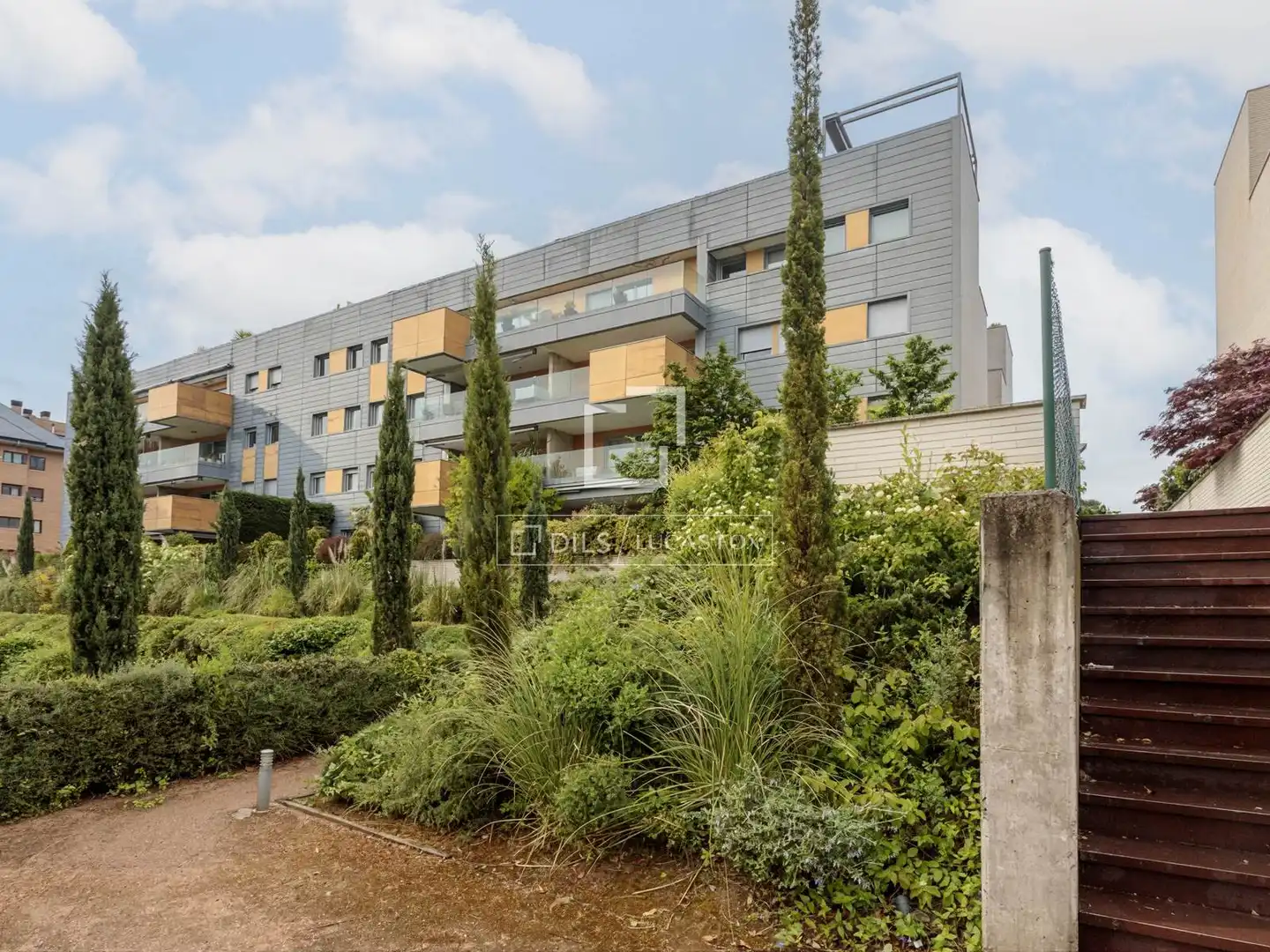 Vista exterior de Pis de lloguer en Majadahonda amb Aire condicionat, Calefacció i Jardí privat