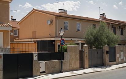 Vista exterior de Casa adosada en venda en Navalagamella amb Aire condicionat, Calefacció i Jardí privat