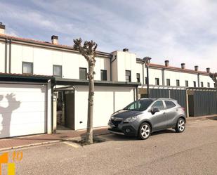 Vista exterior de Casa adosada en venda en Orbaneja Riopico amb Calefacció, Jardí privat i Terrassa