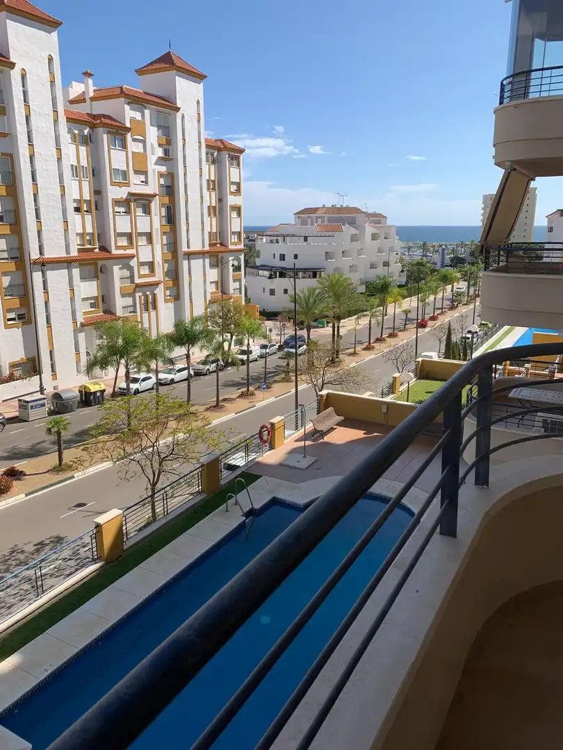 Vista exterior de Apartament en venda en Estepona amb Aire condicionat, Terrassa i Traster