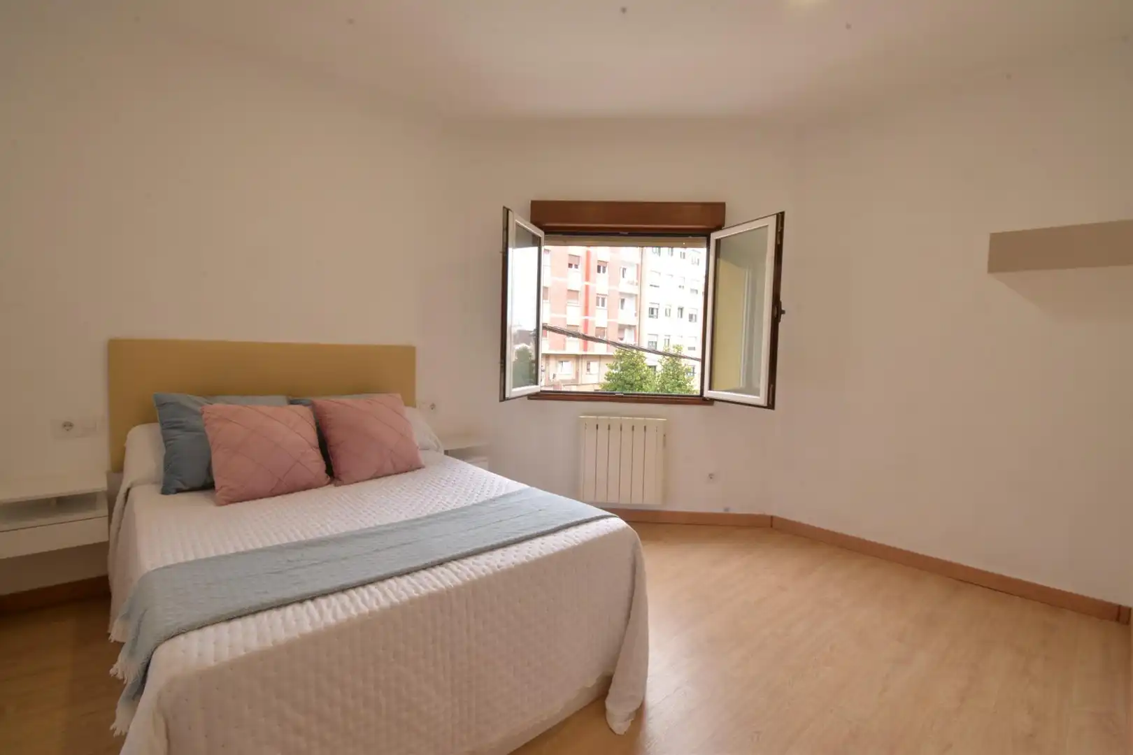 Bedroom of Flat for sale in Oviedo 