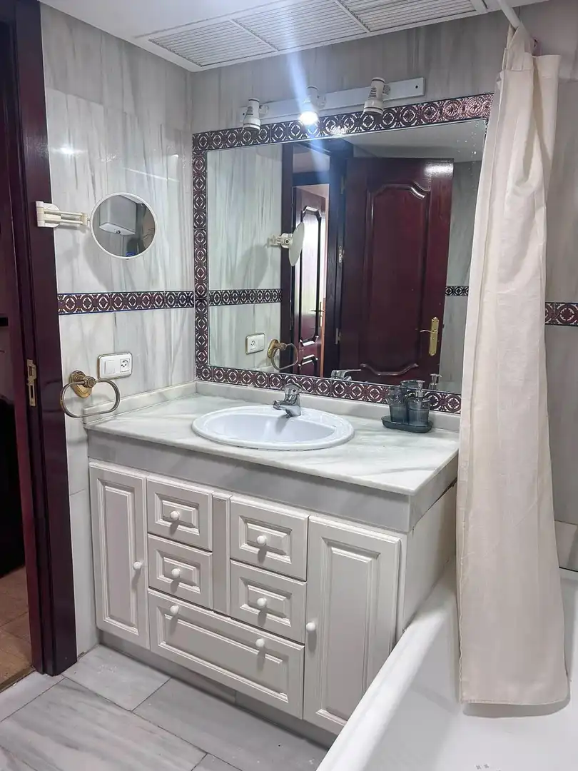Badezimmer von Wohnung zur Miete in Sevilla mit Klimaanlage, Terrasse und Möbliert