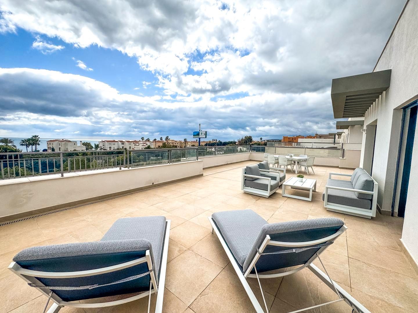 Terrasse von Dachboden zum Verkauf in Casares mit Klimaanlage, Heizung und Terrasse