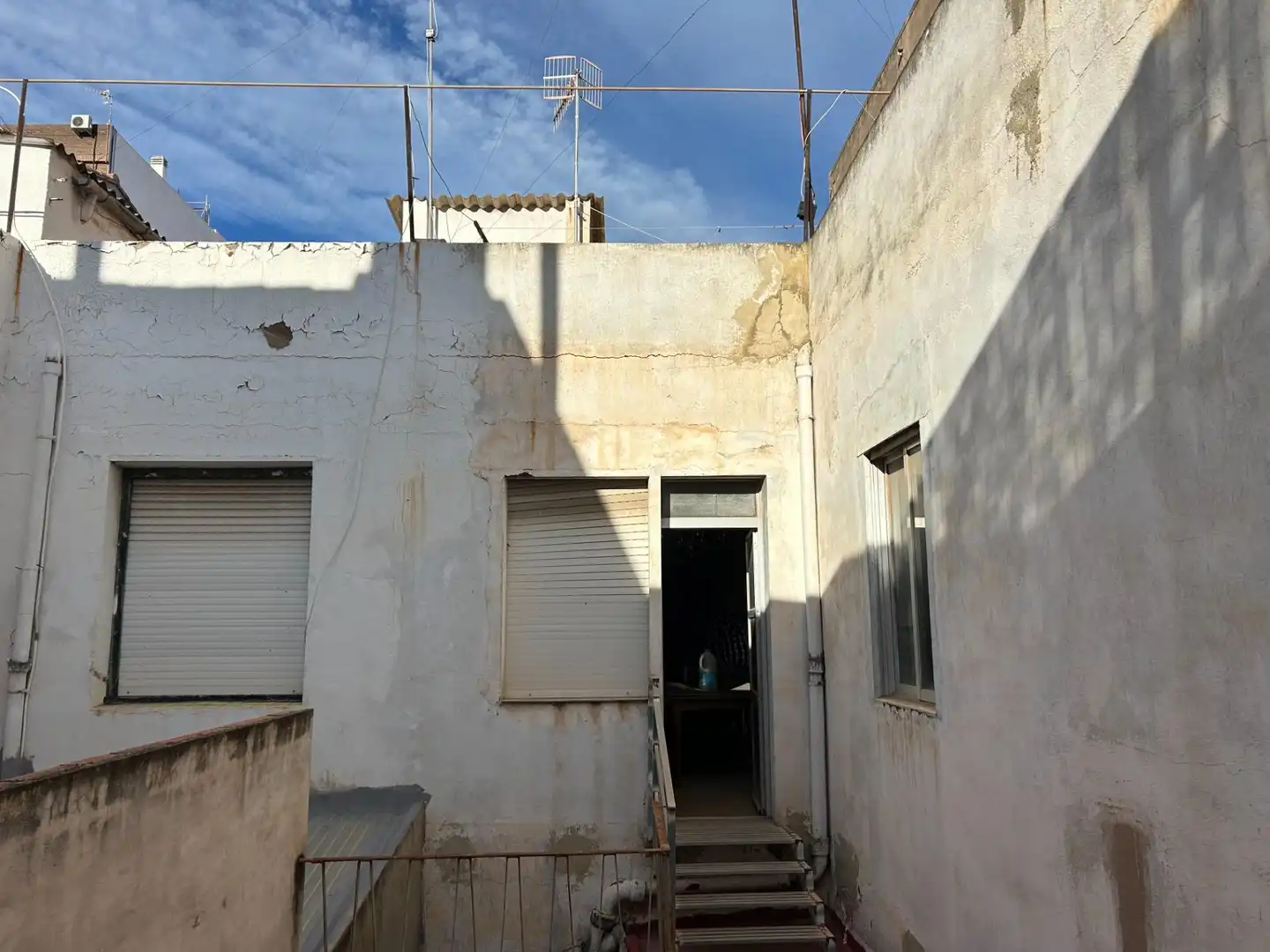 Vista exterior de Edificio en venta en Sagunto / Sagunt