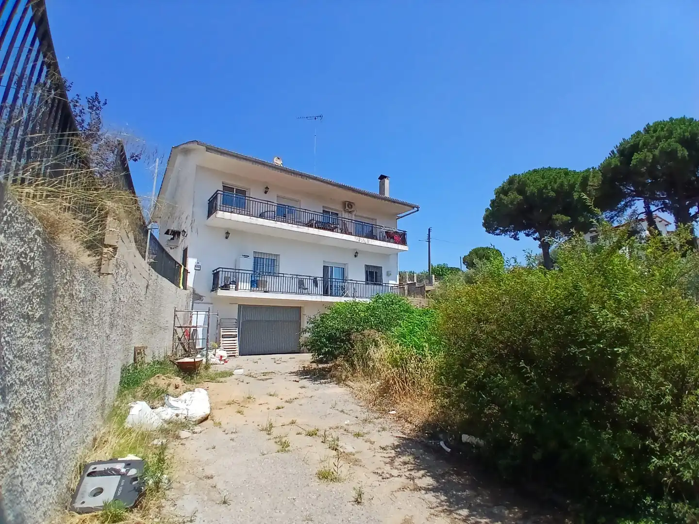 Vista exterior de Casa o xalet en venda en Barcelona amb Aire condicionat, Calefacció i Jardí privat