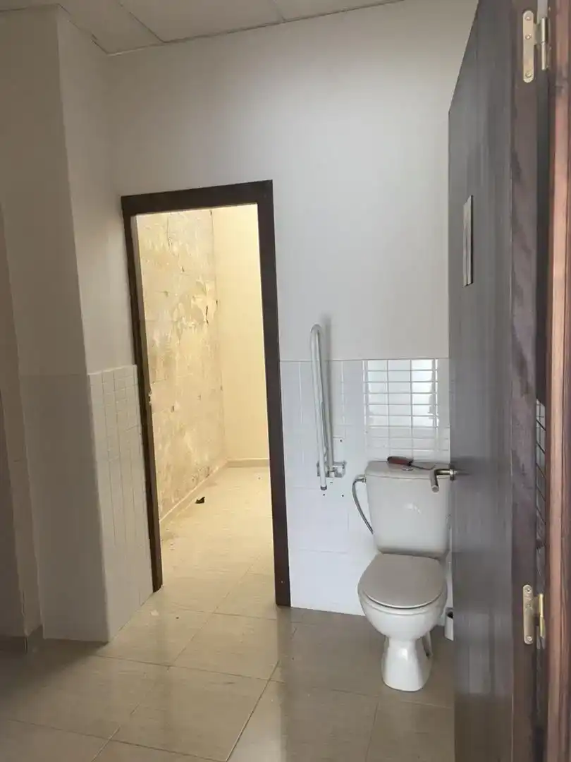 Bathroom of Commercial properties for rent in Écija  with Air Conditioner
