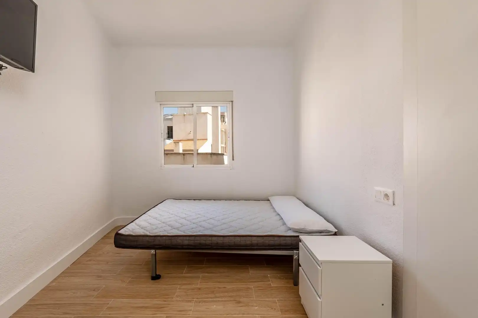 Bedroom of Flat for share in Granada  with Balcony