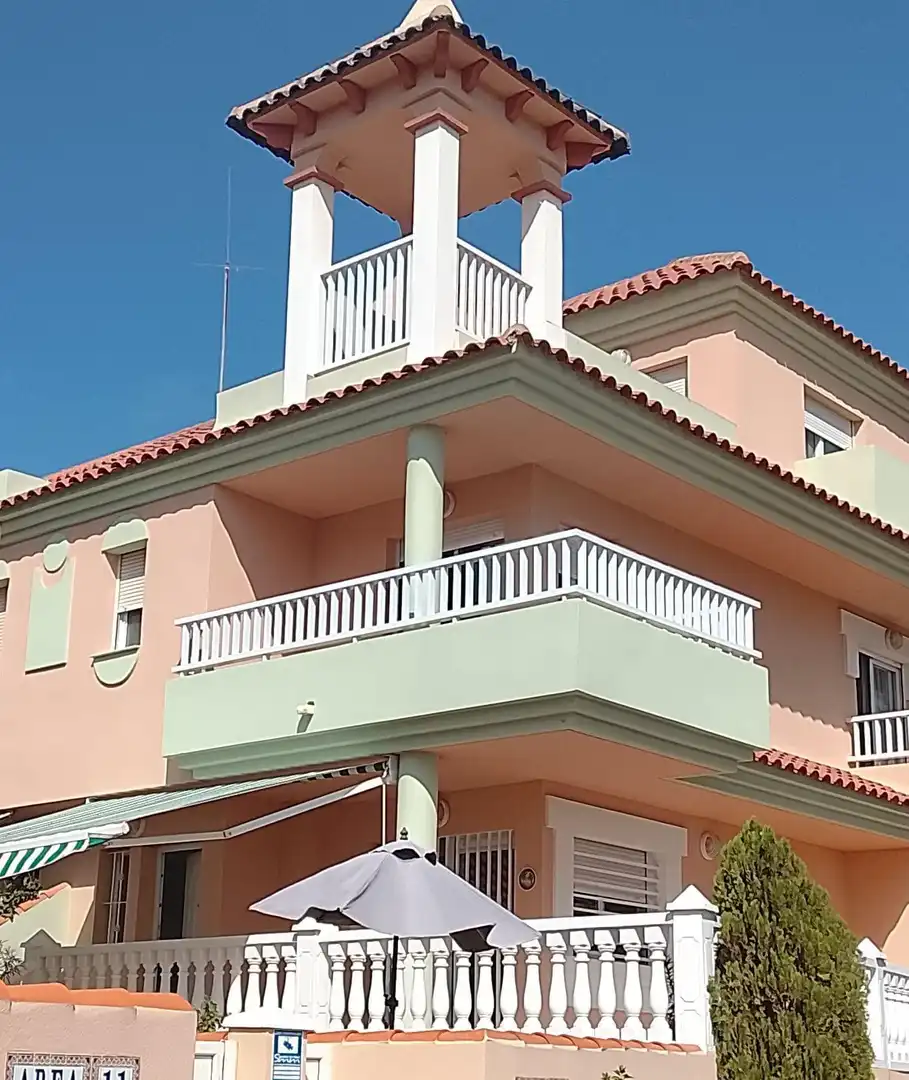 Vista exterior de Casa adosada en venda en La Manga del Mar Menor amb Aire condicionat, Calefacció i Jardí privat