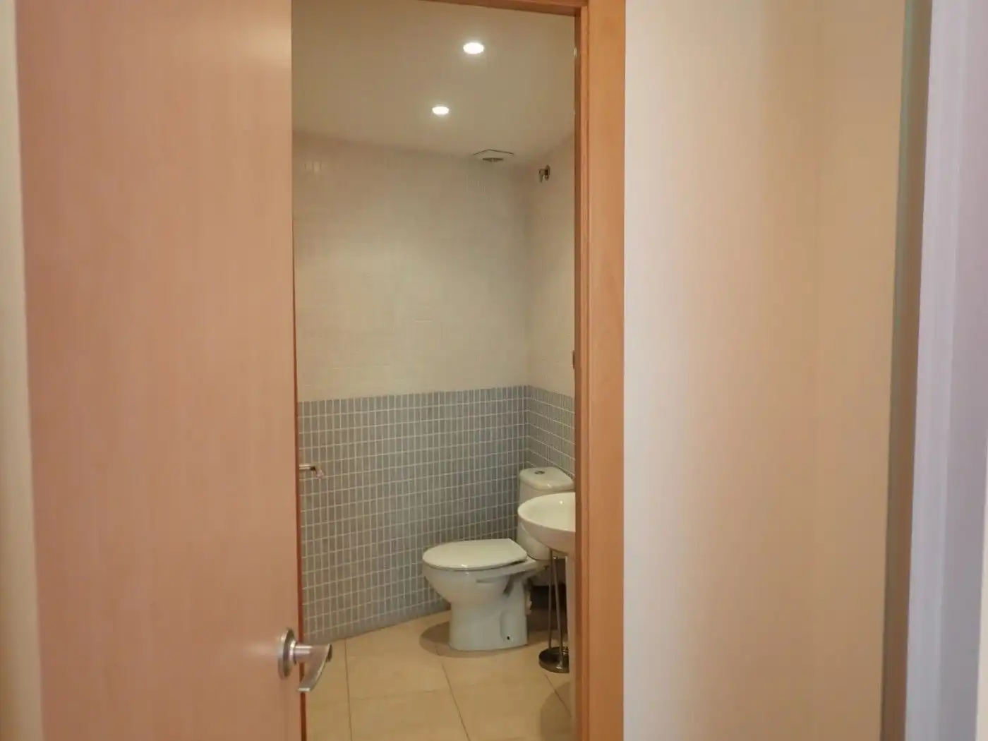 Badezimmer von Büro zur Miete in Gavà mit Klimaanlage, Heizung und Möbliert