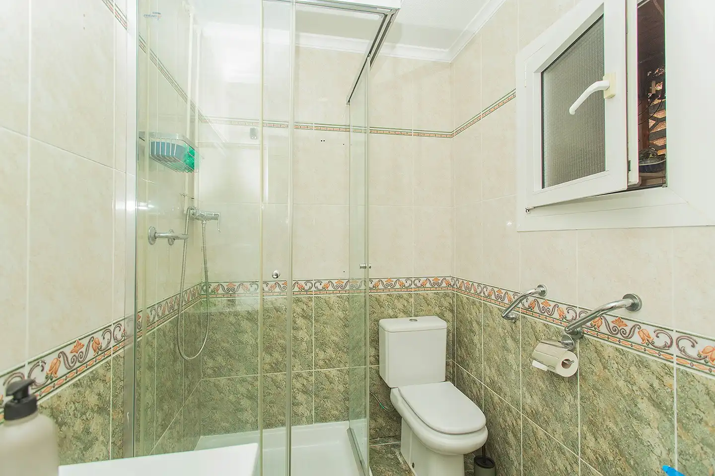 Baño de Casa adosada en venta en Torrevieja con Aire acondicionado, Amueblado y Horno