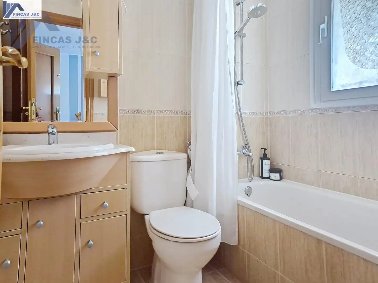 Baño de Casa adosada en venta en Zaragoza con Aire acondicionado, Calefacción y Jardín privado