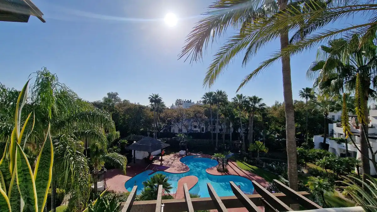 Vista exterior de Àtic en venda en Marbella amb Aire condicionat, Terrassa i Moblat