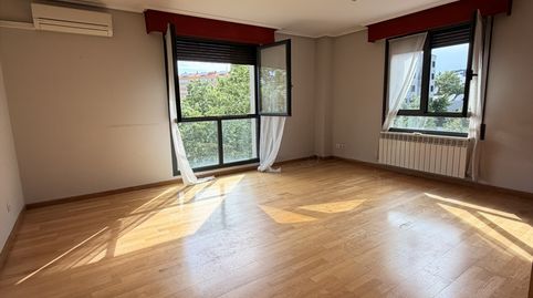 Descubra su nuevo hogar en el corazón de Cascajos, Logroño! Esta magnífica propiedad ofrece una excelente oportunidad para quienes