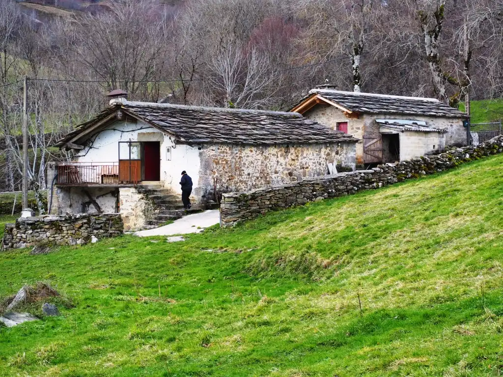 Casa rústica amb terrassa en venda a Lugar la Sia 28
