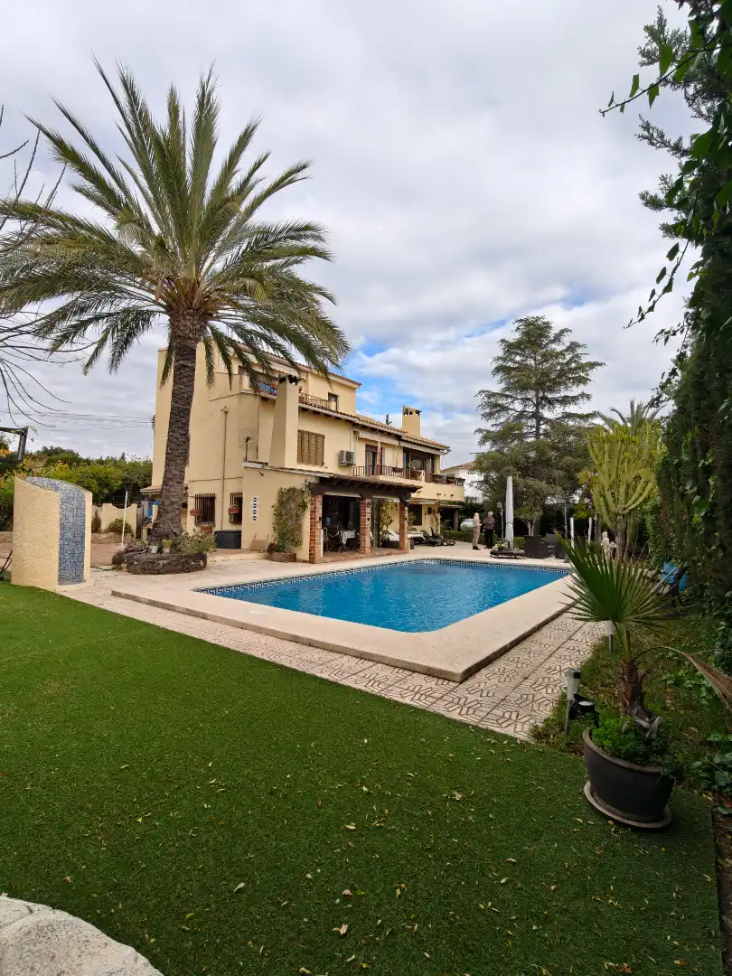 Villa mit Terrasse zum Verkauf in Calle Viena 5