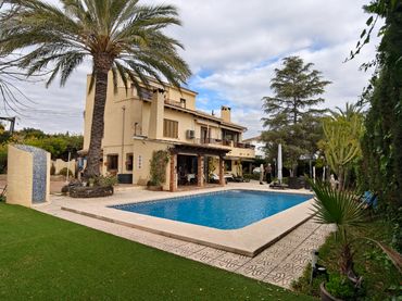 Villa con balcone in vendita a Calle Viena 5