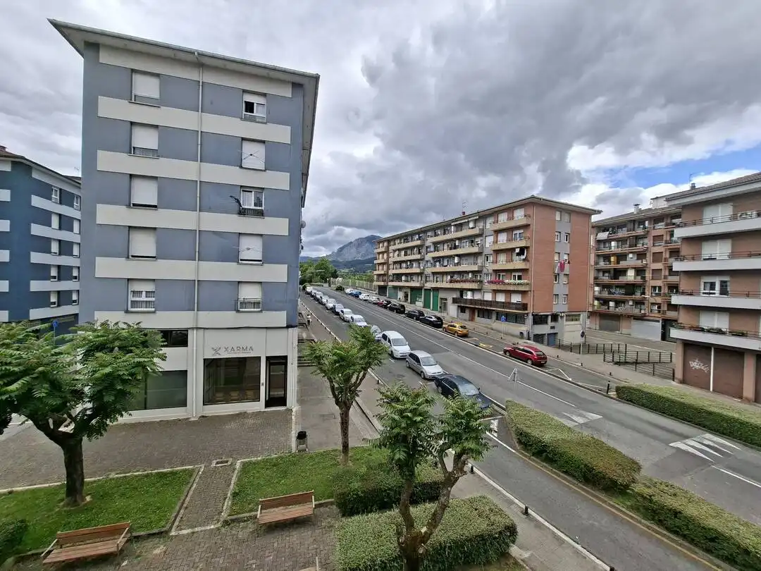 Vista exterior de Piso en venta en Abadiño  con Calefacción y Balcón