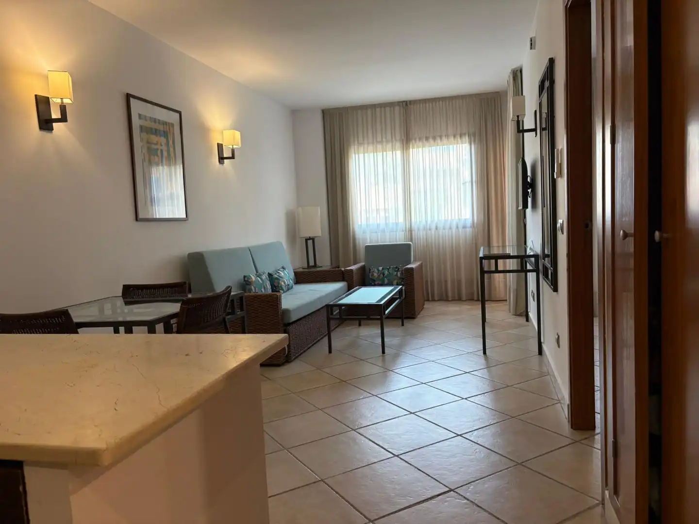 Sala d'estar de Apartament en venda en Benahavís amb Jardí privat, Alarma i Piscina comunitària