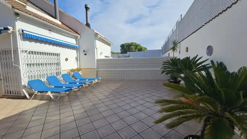 Terrasse von Einfamilien-Reihenhaus zum Verkauf in Calafell mit Klimaanlage, Heizung und Privatgarten