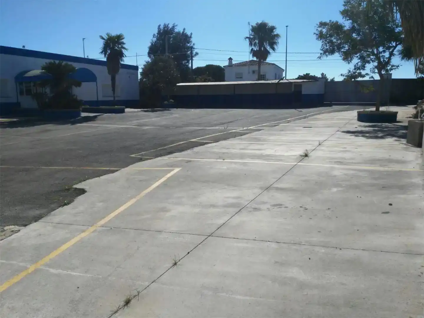 Parkplatz von Fabrikhallen zur Miete in Puerto Real