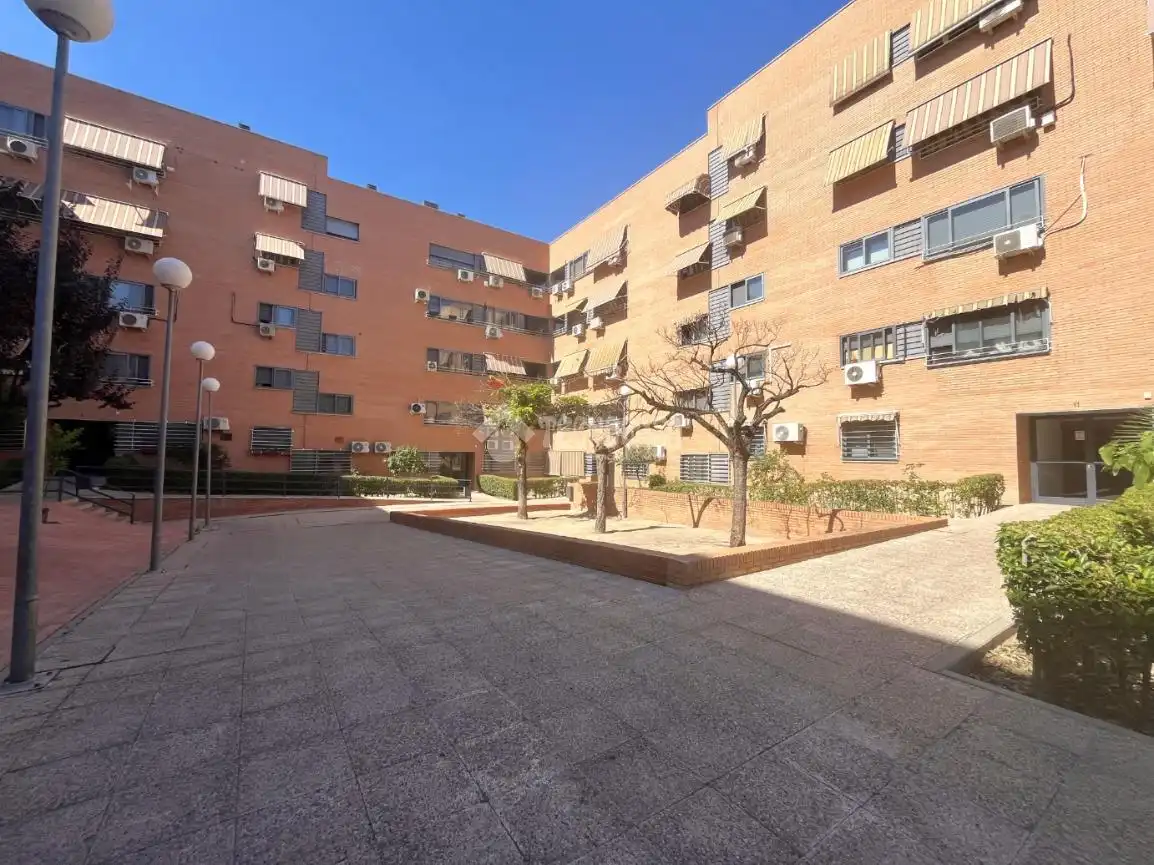 Vista exterior de Piso en venta en San Fernando de Henares con Aire acondicionado, Calefacción y Parquet
