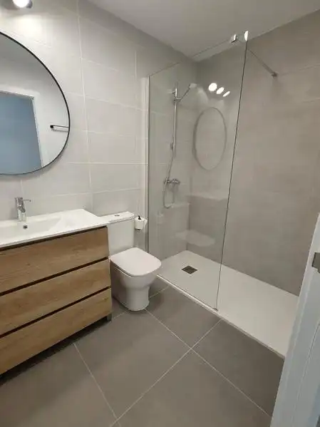 Baño de Ático de alquiler en Estepona con Aire acondicionado, Calefacción y Jardín privado