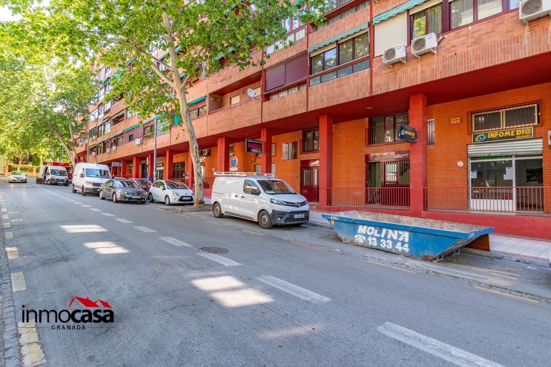 Vista exterior de Local en venda en  Granada Capital