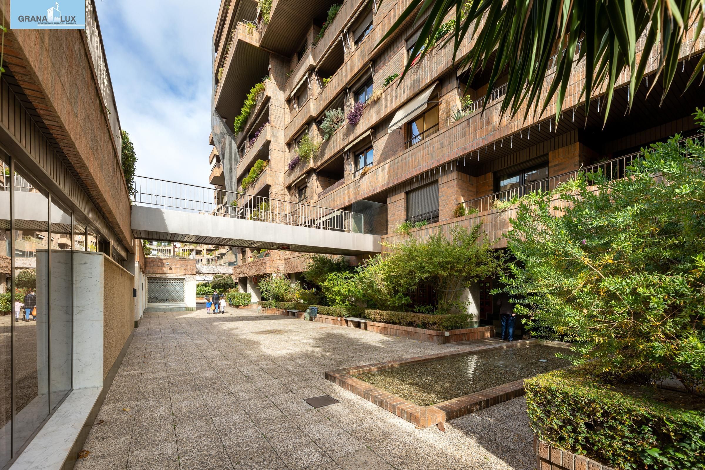 Vista exterior de Pis en venda en  Granada Capital amb Aire condicionat, Calefacció i Jardí privat