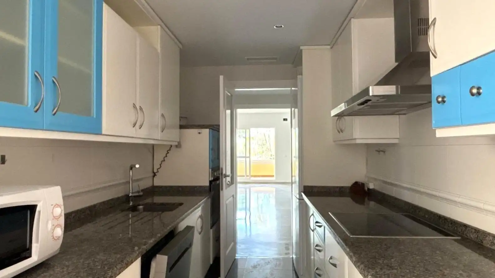 Cocina de Apartamento de alquiler en Marbella con Aire acondicionado, Terraza y Piscina comunitaria