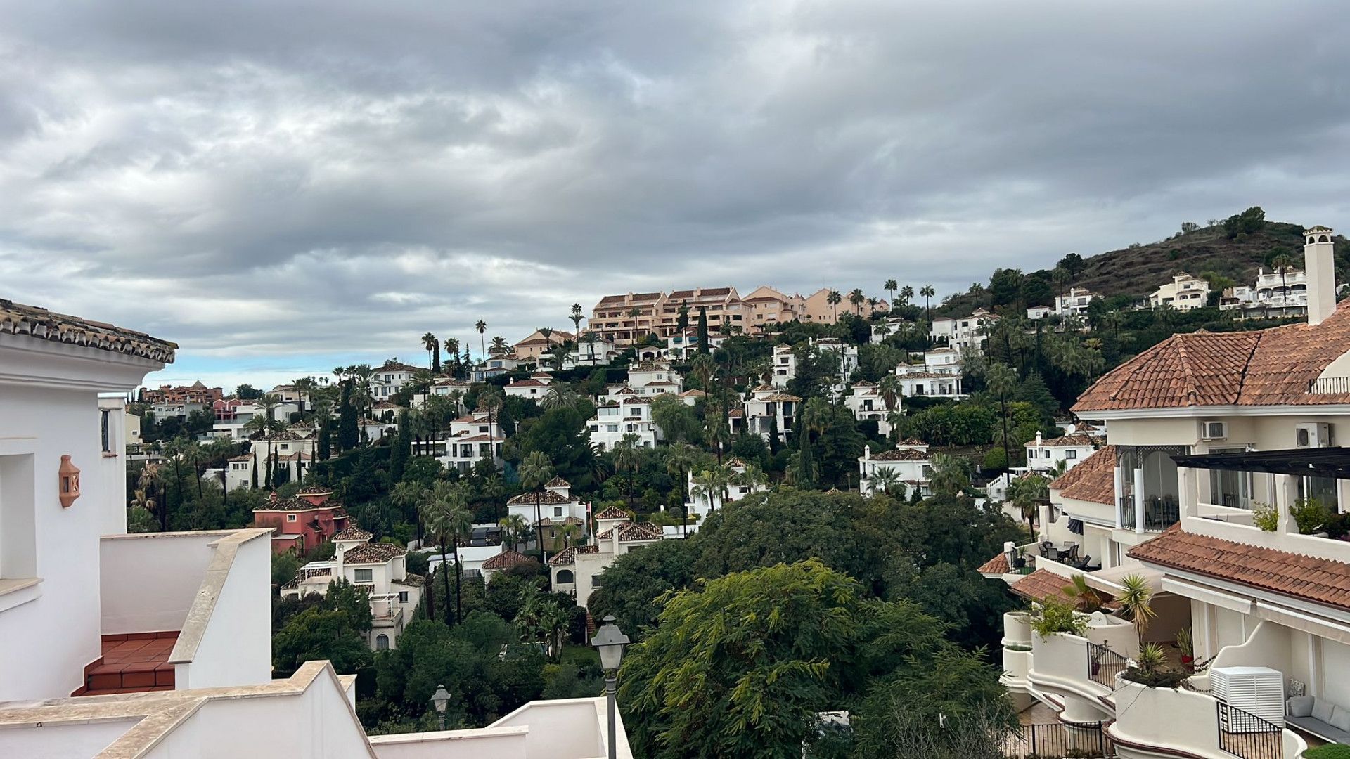 Vista exterior de Apartament de lloguer en Marbella amb Calefacció, Terrassa i Piscina