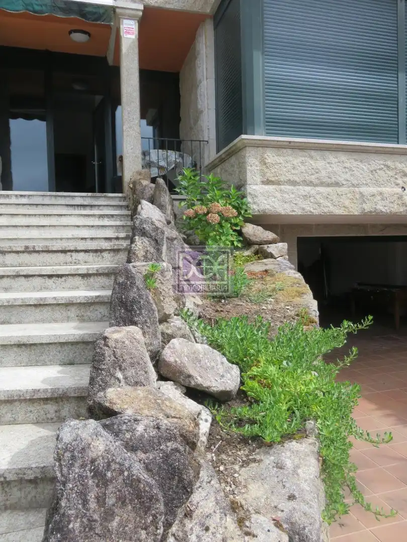 Vista exterior de Casa o xalet en venda en Mondariz-Balneario amb Calefacció, Jardí privat i Terrassa