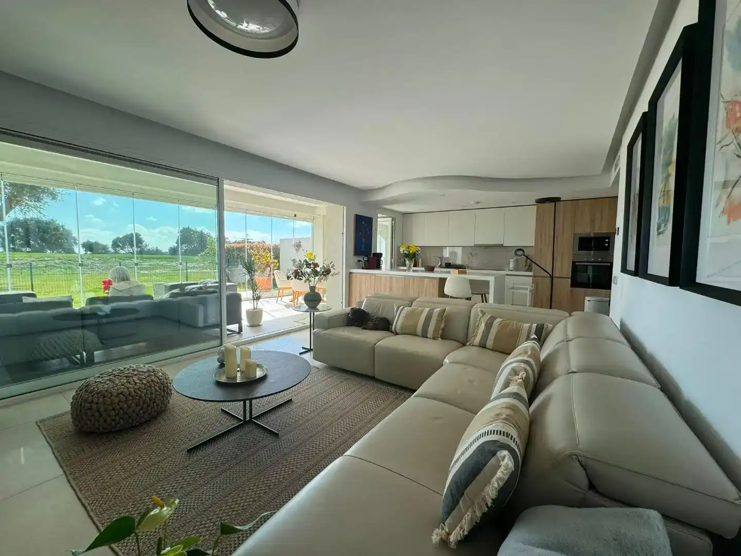 Sala de estar de Piso en venta en Sotogrande con Aire acondicionado, Calefacción y Jardín privado