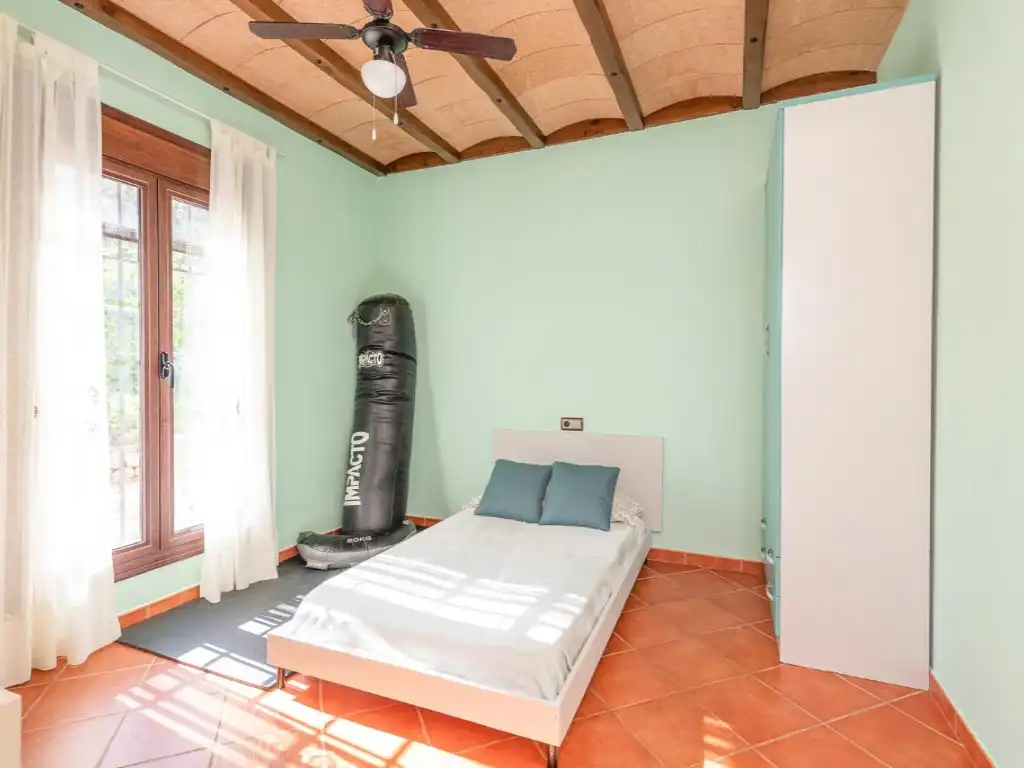 Dormitori de Finca rústica en venda en Villanueva del Trabuco amb Aire condicionat, Jardí privat i Terrassa