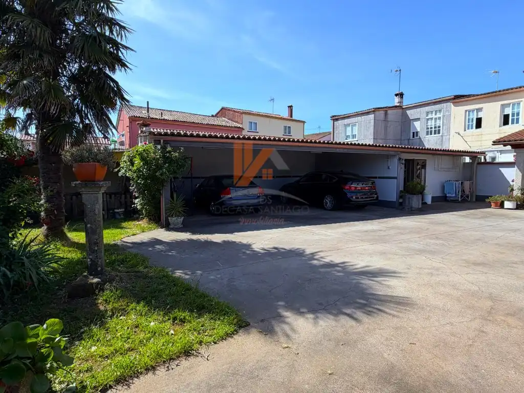 Aparcament de Casa o xalet en venda en Santiago de Compostela  amb Jardí privat i Terrassa