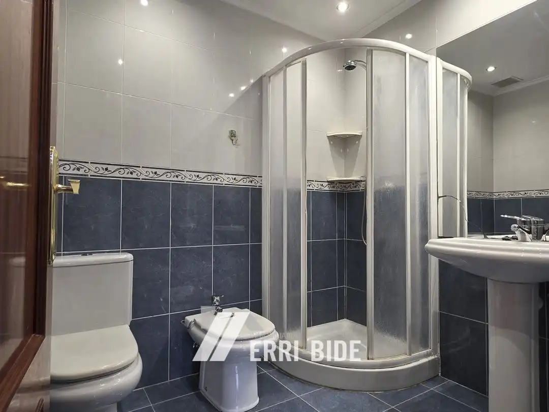 Baño de Piso en venta en Mungia con Calefacción, Trastero y Balcón