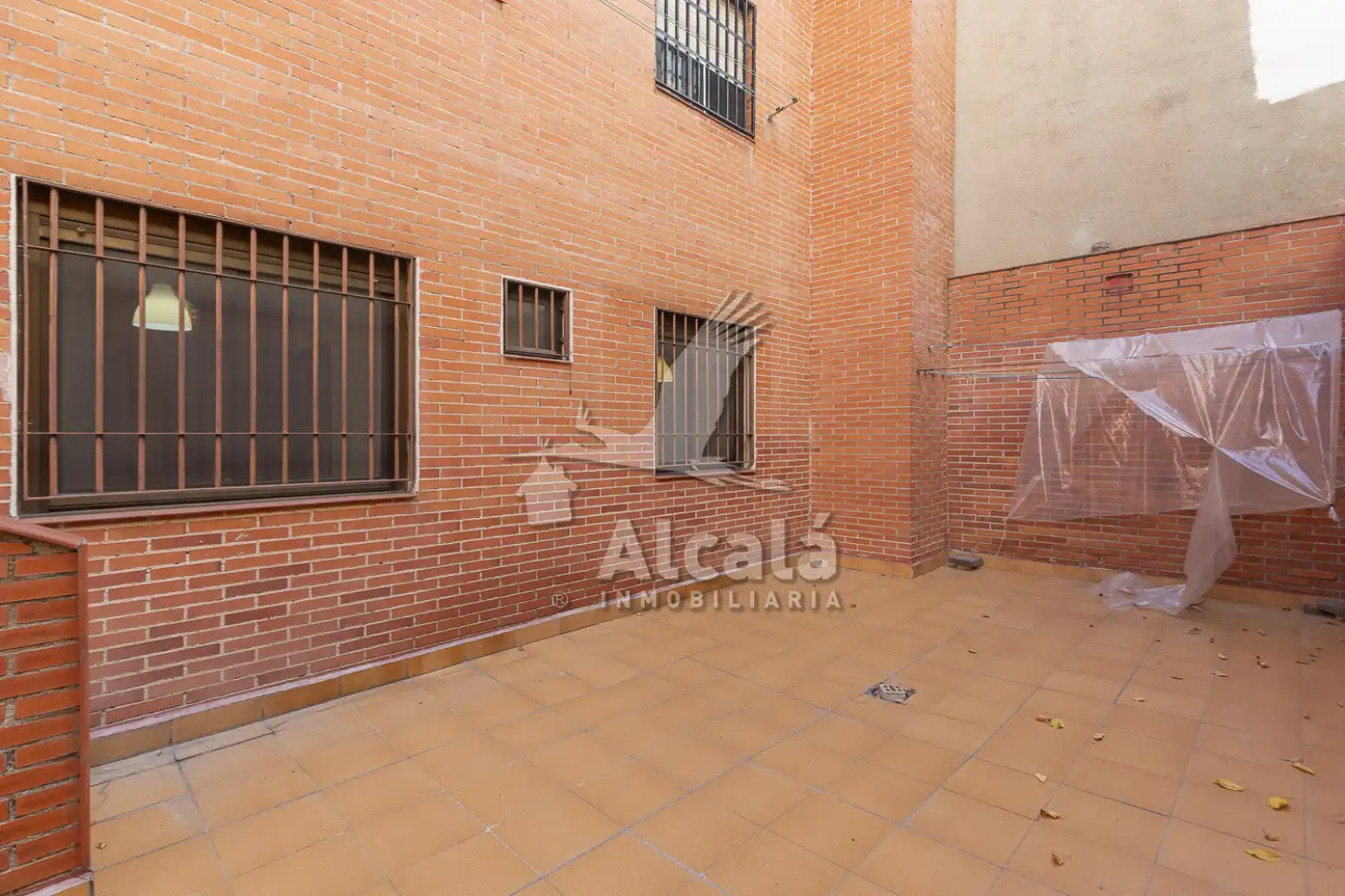 Vista exterior de Pis en venda en Madrid amb Calefacció