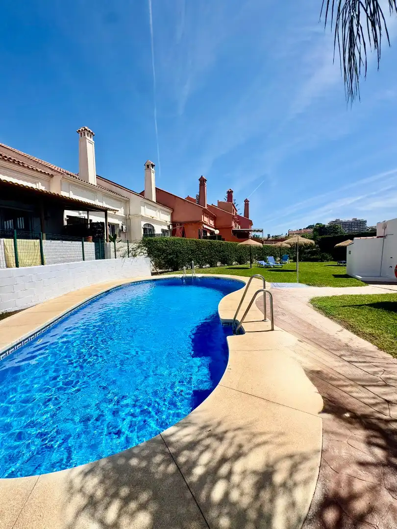 Piscina de Casa adosada en venta en Fuengirola con Aire acondicionado, Calefacción y Terraza