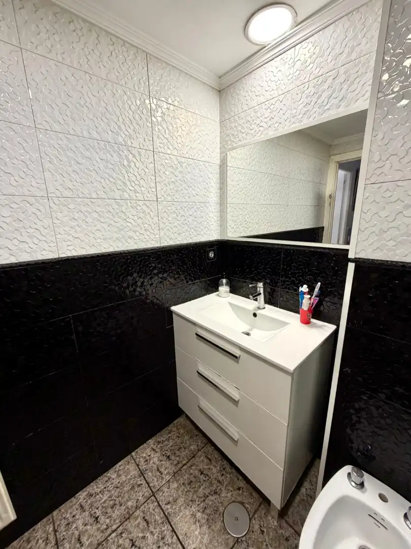 Bathroom of Flat for sale in Madrid  with Air Conditioner, Heating and Storage room