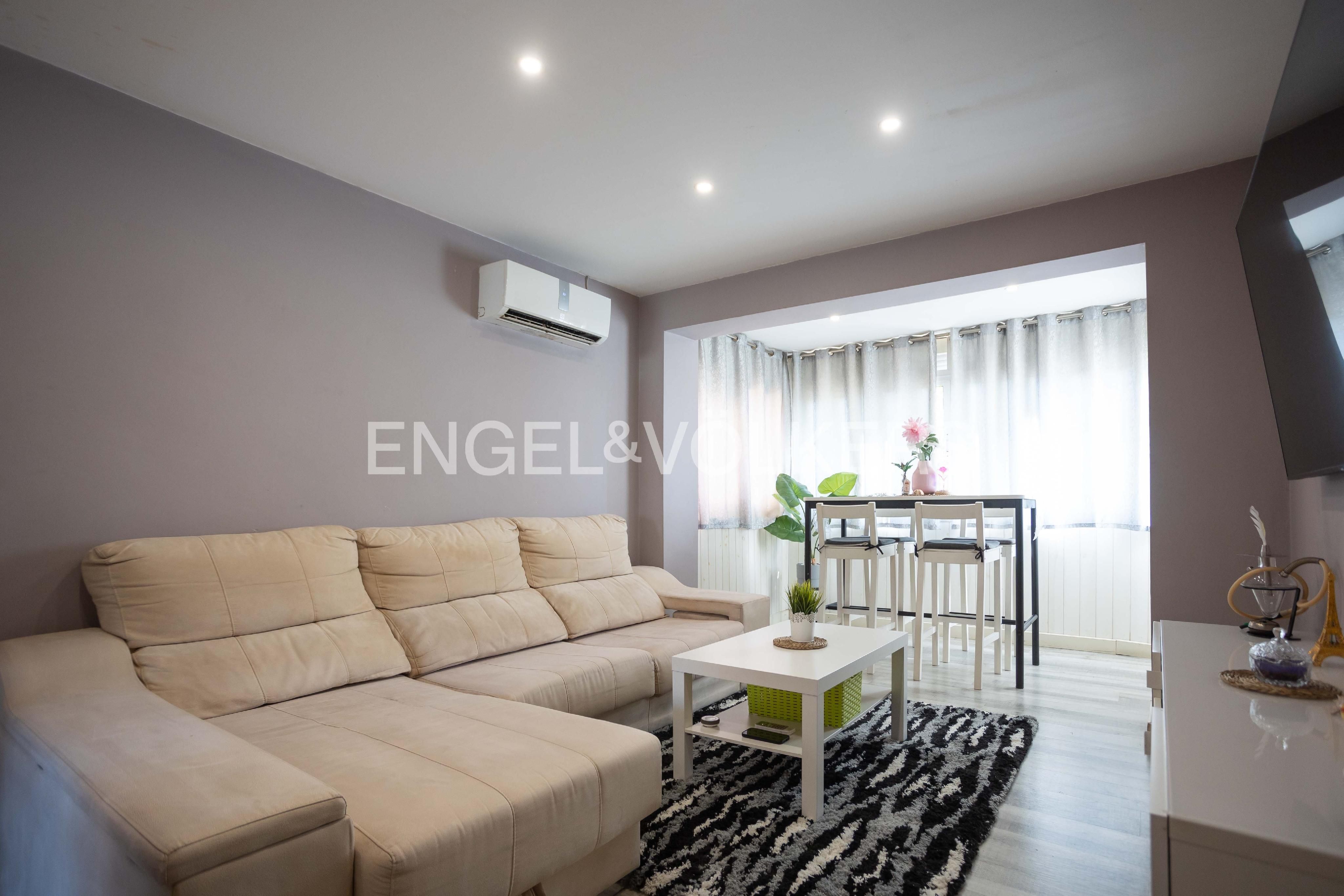 Living room of Apartment for sale in  Sevilla Capital  with Air Conditioner and Heating