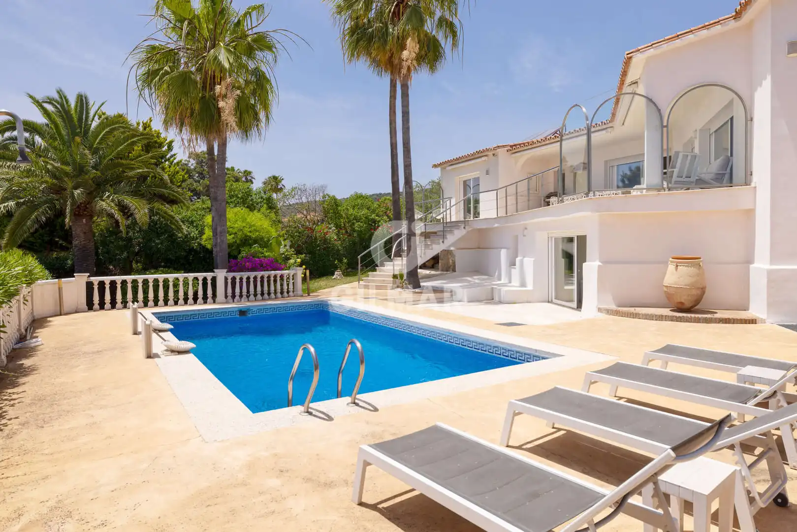 Vista exterior de Casa o xalet en venda en Sotogrande amb Calefacció, Jardí privat i Piscina