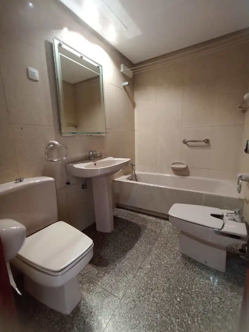 Badezimmer von Wohnung zur Miete in Madrid mit Klimaanlage, Heizung und Möbliert