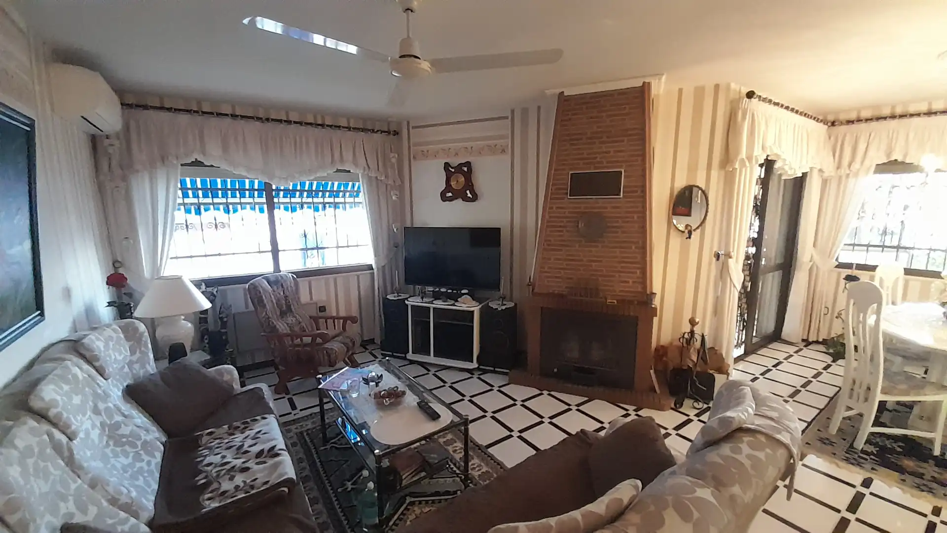 Sala d'estar de Casa o xalet en venda en Vélez-Málaga amb Aire condicionat, Calefacció i Jardí privat